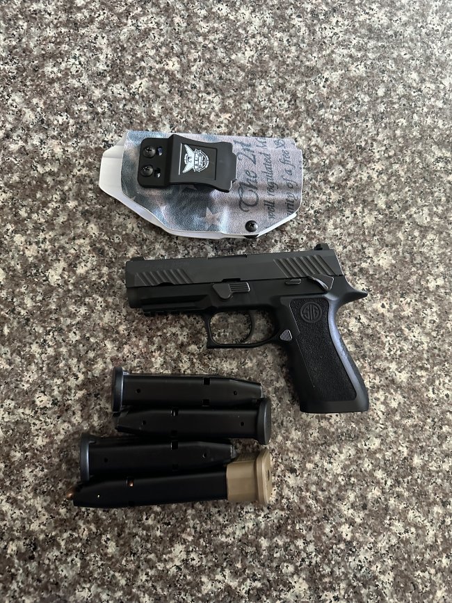 Sig P320 compact w/ carry xframe (4mags)