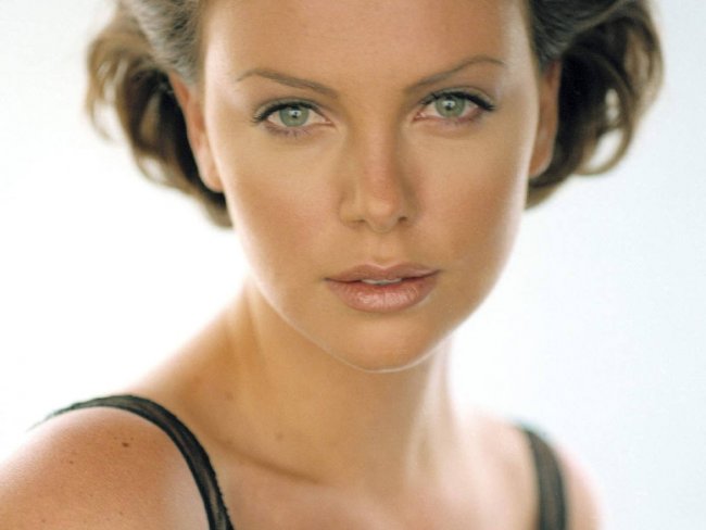 Charlize-Theron-11.JPG